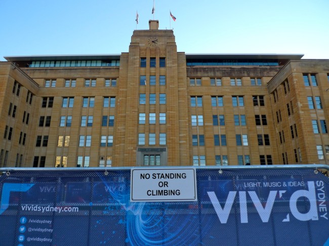 Vivid No Standing or Climbing